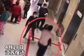 4岁女孩发高烧出现惊厥症状 父亲光着膀子抱起孩子跑到医院就医图片