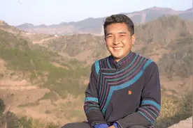 大凉山95后彝族小伙返乡养乌金猪，曾负债数十万修路建猪圈图片