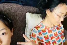 白百何晒与妈妈合照 母女俩高颜值获网友盛赞“基因强大”图片