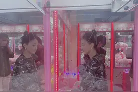 童心未泯！周迅收工后玩抓娃娃机 一脸认真呆萌可爱图片