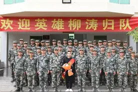那个挺身而出替人挡了3刀的士官，伤愈归队了图片