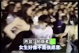 大学操场上公开表白，被告白女生手足无措被闺蜜“解救”，当事男生留言：不关你的事图片