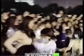 大学操场上公开表白，被告白女生手足无措被闺蜜“解救”，当事男生留言：不关你的事图片