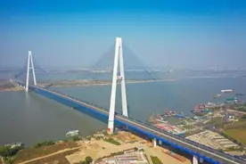 长江上最宽的桥在武汉通车了图片