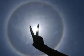 贵州上空出现“日晕”景观：七彩光环绕日一圈清晰可见视频封面