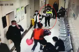 74秒｜最美“公主抱”！女孩突然晕倒 聊城交警“危情接力”紧急送医图片