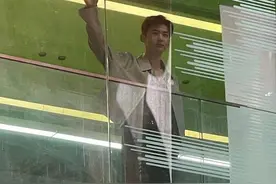 老婆视角的白敬亭生图：五官精致深邃，身材比例绝佳，侧颜杀爆赞图片