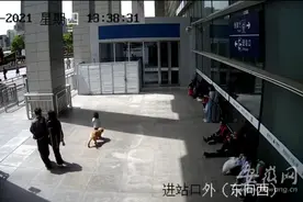 合肥一名3岁女童离家走失 带着一条小狗来到火车站图片