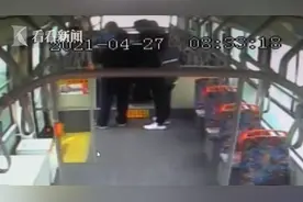 刑拘！2次向同一女乘客伸"咸猪手" 男子被抓求饶图片