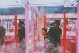 童心未泯！周迅收工后抓娃娃 紧盯操作杆表情紧张图片