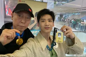 下班打卡！白敬亭晒与倪大红合照开心下班图片