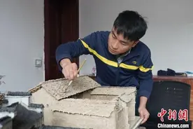 贵州90后小伙制微缩“陶土民居”留住乡愁图片