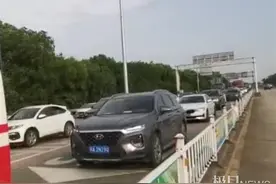 五一小长假节前出行高峰来了，高速交警提示不要占用应急车道图片