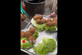山东大席姐回应硬核婚宴，称一桌五百薄利多销，网友馋哭：都是硬菜图片