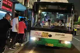 武汉公交“挑灯夜战”多举措应对“报复性”出游图片