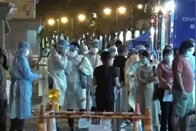 香港出现变种病毒病例的住宅楼“封区”强检图片