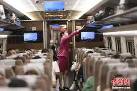 成都铁路“夫妻档”站台偶遇：最多的交集是在站台上图片