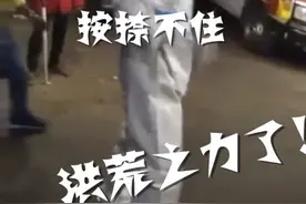 印度一救护车司机连日高压工作，偶遇婚礼游行队跳舞解压，现场一幕被拍下图片
