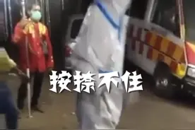印度一救护车司机连日高压工作，偶遇婚礼游行队跳舞解压，现场一幕被拍下图片