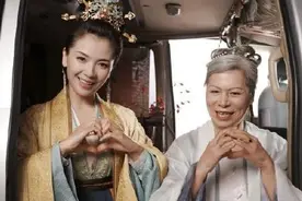 七旬古风奶奶探班刘涛圆穿越梦 对镜比心合影互动有爱图片