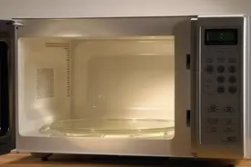 使用微波炉加热食物会致癌吗？视频封面