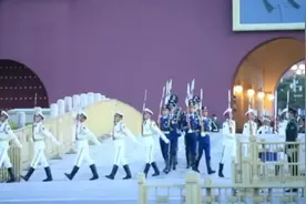 升国旗、奏国歌！五一天安门广场，3.7万群众见证庄严时刻视频封面