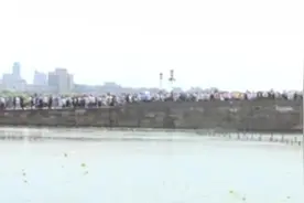 西湖景区迎来人流高峰，民警开“无人机”巡逻视频封面