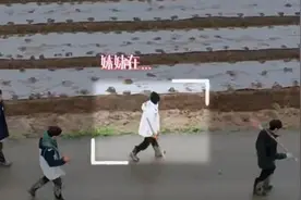 《向往的生活》张子枫开小差耍棍子，神情投入被p成孙悟空图片