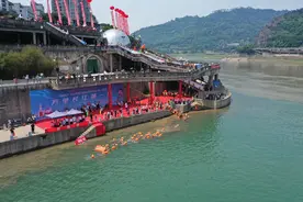 “五一”玩转市州｜千余名江泳爱好者齐聚宜宾横渡长江图片