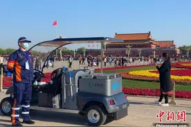 天安门地区环卫工人最新作业装备亮相图片