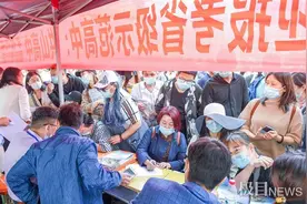 武汉9个区分别举办中招咨询会，初三两次调考只给等级分，家长说志愿不好填图片