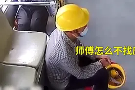 农民工怕弄脏座位坐地上，车长一把扶起后说的这句话太暖了图片