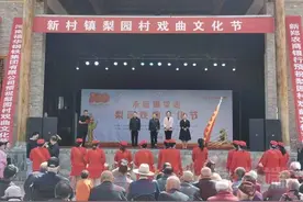 郑州新郑梨园村“五一”开唱大戏图片