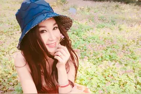 温碧霞五一穿吊带度假裙出游，冻龄女神看不出已54岁图片