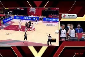 尴尬！郭艾伦想借助威姆斯的背发球 后者转身抢断造成犯规图片