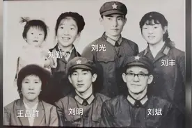 一家六口上战场，两人牺牲在前线！这张全家福是合成的……图片