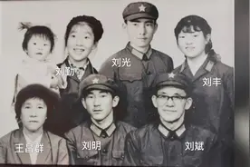 一家六口上战场，两人牺牲在前线！这张全家福是合成的……图片