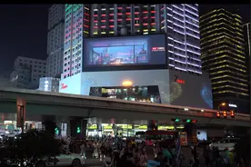 飞机“破屏”而出 长沙五一广场震撼上演裸眼3D秀视频封面