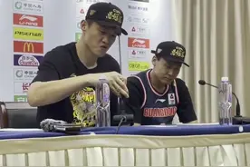 周鹏：赵睿是队里最不容易的角色 他是球队的活宝和融合剂视频封面