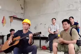 工地上的吉他男神：手上拿的是梦想，头上戴的是生活图片