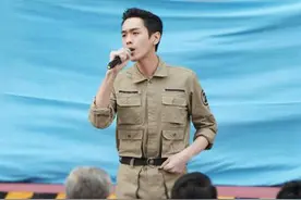张若昀穿工装帅气亮相 卖力演唱斗志昂扬图片