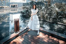 春夏一袭白裙拍春日写真 眼神灵动仙气十足图片