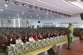 泽达国防教育宣讲周振奋师生精神图片