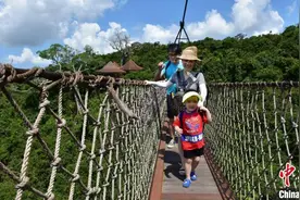 三亚“五一”首日旅游升温不过热 游客安享碧海蓝天好风光图片