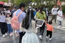 冲上热搜！女子景区中穿汉服抱电脑边看风景边工作，网友：太有共鸣了图片
