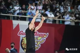 就是这个“毒舌”的男人，带领广东队拿下了又一个冠军图片