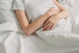 举臂养肝，捶腿养胃图片