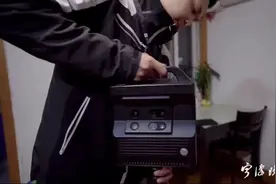 宁波男子每天背着几十斤重的器材爬100多层楼！他的职业，很多人没听过……图片