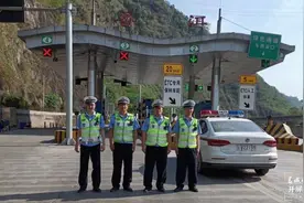 搬运药材、换轮胎……昭通这群交警忙碌的身影真帅图片
