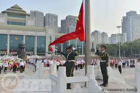 关注丨致敬劳动者！民族广场举行升国旗仪式图片